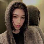 Ayaka Miyoshi Instagram - -THREE- 2024 SPRING MAKEUP COLLECTION “DELICIOUS DETOUR” プレイフルな探究心。 思いもよらぬ「まわり道」で見つけた未体験と新発見。 決まりきったことをたどるのではなく 予期せぬ路線変更をおもいっきり楽しむ。 最短ルートを目指さなくたっていい。 遠まわりしてはじめて見つける ミクロな刺激とエモーショナルな感動。 2024年、THREEが提案するプレイフルな春。 フリーマインドで彩るマルチなカラーバームや、 ミルキーなアイライナーやマスカラなど プレイフルに楽しめるアイテムたち。 今回私はまたカラーものに縁を感じたので 目元やチークなど自由自在に表現を楽しめる グラムトーンカラーカスタードのカラーバームをチョイス。 下瞼にはラインでほのかな煌めきを。 私たちの人生を豊かにする“おいしい”まわり道で、自由に彩って。 @threecosmetics #DeliciousDetour_THREE #グラムトーンカラーカスタード #PR