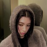Ayaka Miyoshi Instagram - -THREE- 2024 SPRING MAKEUP COLLECTION “DELICIOUS DETOUR” プレイフルな探究心。 思いもよらぬ「まわり道」で見つけた未体験と新発見。 決まりきったことをたどるのではなく 予期せぬ路線変更をおもいっきり楽しむ。 最短ルートを目指さなくたっていい。 遠まわりしてはじめて見つける ミクロな刺激とエモーショナルな感動。 2024年、THREEが提案するプレイフルな春。 フリーマインドで彩るマルチなカラーバームや、 ミルキーなアイライナーやマスカラなど プレイフルに楽しめるアイテムたち。 今回私はまたカラーものに縁を感じたので 目元やチークなど自由自在に表現を楽しめる グラムトーンカラーカスタードのカラーバームをチョイス。 下瞼にはラインでほのかな煌めきを。 私たちの人生を豊かにする“おいしい”まわり道で、自由に彩って。 @threecosmetics #DeliciousDetour_THREE #グラムトーンカラーカスタード #PR