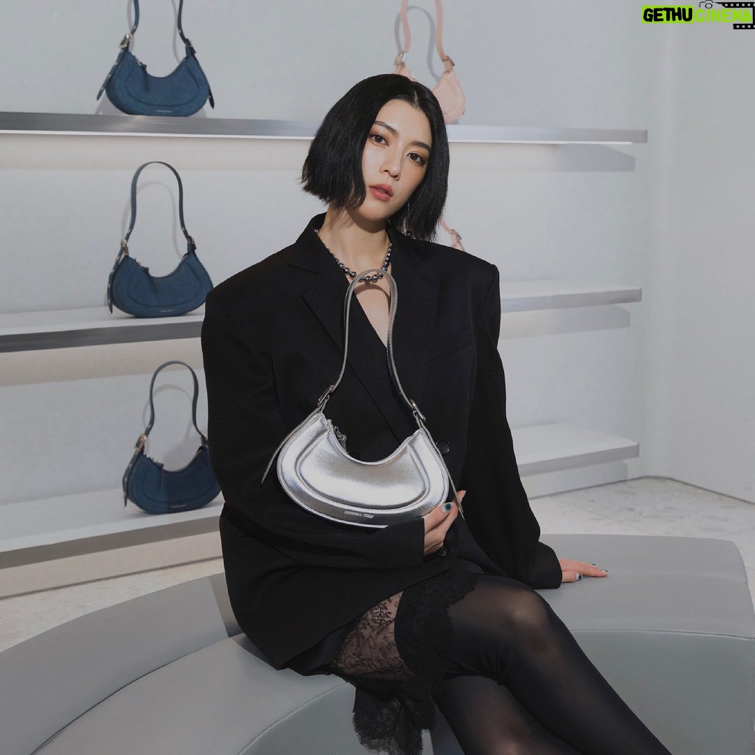 Ayaka Miyoshi Instagram - -CHARLES & KEITH- すべての女性をエンパワーメントする グローバルブランドを構築するというビジョ ンのもと 1996年に設立されたCHARLES&KEITH。 シンガポールの一軒の靴屋から始まり 現在は世界35カ国以上の店舗やオンラインで ダイナミックな展開を続けている。 ファッションをより身近なものにし クリエイティビティに妥協することなく “ファッションは選ばれた人のもの”という概念を胸に 常に進化し続けているCHARLES&KEITHから ブランドのアイコンバッグ 「Petra ペトラ カーブショルダーバッグ」の SPRING 2024 の新作4色を表参道店限定で先行発売。 美しいアーチと細やかなディテールが際立つバッグ。 この機会に是非。 @charleskeith_jp #チャールズアンドキース #pr