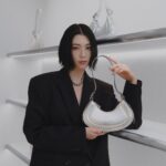 Ayaka Miyoshi Instagram - -CHARLES & KEITH- すべての女性をエンパワーメントする グローバルブランドを構築するというビジョ ンのもと 1996年に設立されたCHARLES&KEITH。 シンガポールの一軒の靴屋から始まり 現在は世界35カ国以上の店舗やオンラインで ダイナミックな展開を続けている。 ファッションをより身近なものにし クリエイティビティに妥協することなく “ファッションは選ばれた人のもの”という概念を胸に 常に進化し続けているCHARLES&KEITHから ブランドのアイコンバッグ 「Petra ペトラ カーブショルダーバッグ」の SPRING 2024 の新作4色を表参道店限定で先行発売。 美しいアーチと細やかなディテールが際立つバッグ。 この機会に是非。 @charleskeith_jp #チャールズアンドキース #pr