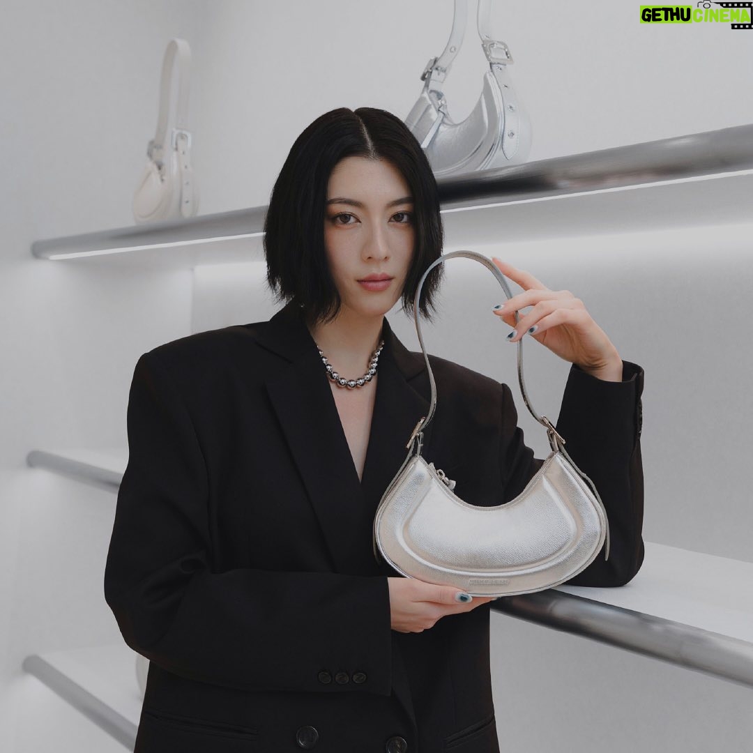 Ayaka Miyoshi Instagram - -CHARLES & KEITH- すべての女性をエンパワーメントする グローバルブランドを構築するというビジョ ンのもと 1996年に設立されたCHARLES&KEITH。 シンガポールの一軒の靴屋から始まり 現在は世界35カ国以上の店舗やオンラインで ダイナミックな展開を続けている。 ファッションをより身近なものにし クリエイティビティに妥協することなく “ファッションは選ばれた人のもの”という概念を胸に 常に進化し続けているCHARLES&KEITHから ブランドのアイコンバッグ 「Petra ペトラ カーブショルダーバッグ」の SPRING 2024 の新作4色を表参道店限定で先行発売。 美しいアーチと細やかなディテールが際立つバッグ。 この機会に是非。 @charleskeith_jp #チャールズアンドキース #pr