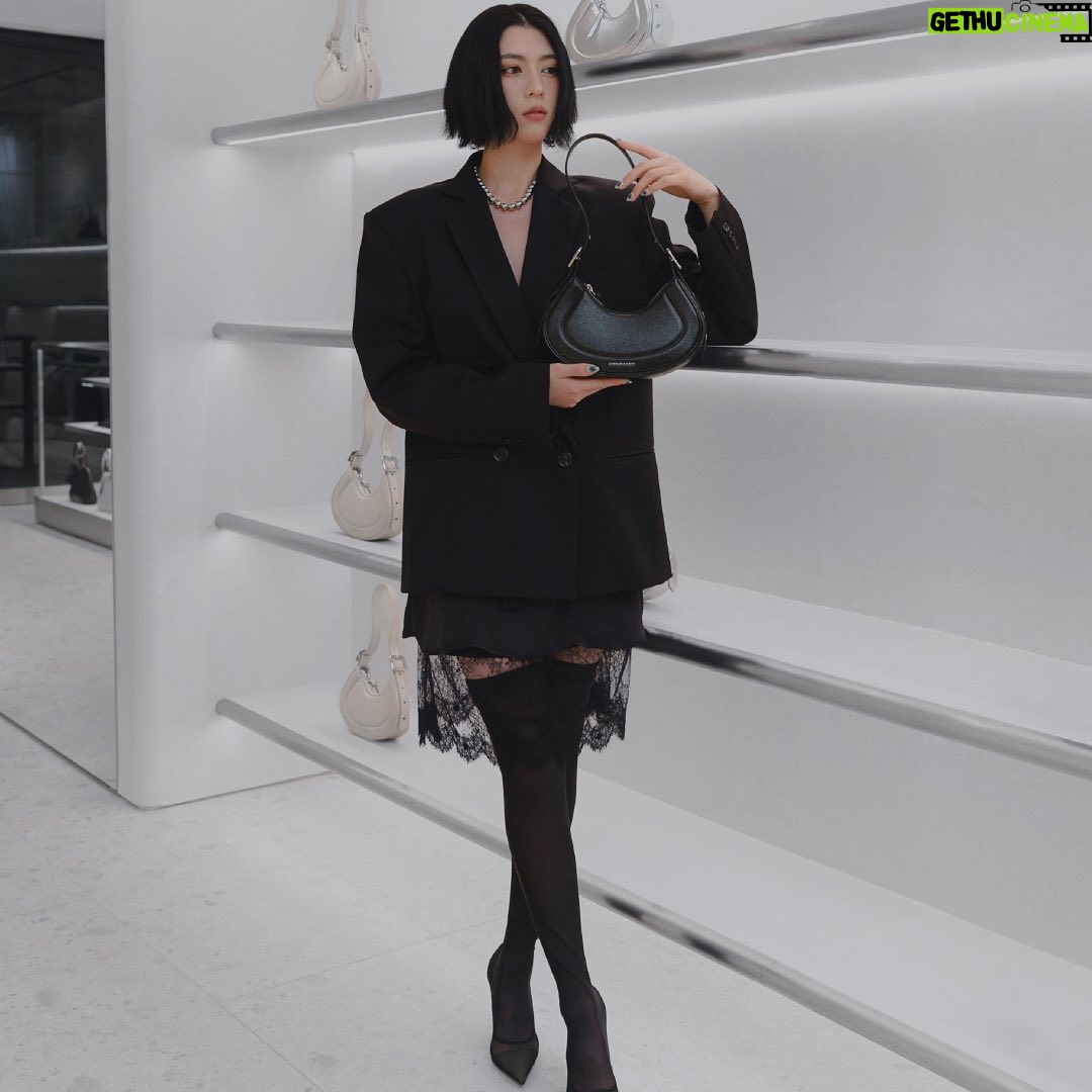 Ayaka Miyoshi Instagram - -CHARLES & KEITH- すべての女性をエンパワーメントする グローバルブランドを構築するというビジョ ンのもと 1996年に設立されたCHARLES&KEITH。 シンガポールの一軒の靴屋から始まり 現在は世界35カ国以上の店舗やオンラインで ダイナミックな展開を続けている。 ファッションをより身近なものにし クリエイティビティに妥協することなく “ファッションは選ばれた人のもの”という概念を胸に 常に進化し続けているCHARLES&KEITHから ブランドのアイコンバッグ 「Petra ペトラ カーブショルダーバッグ」の SPRING 2024 の新作4色を表参道店限定で先行発売。 美しいアーチと細やかなディテールが際立つバッグ。 この機会に是非。 @charleskeith_jp #チャールズアンドキース #pr