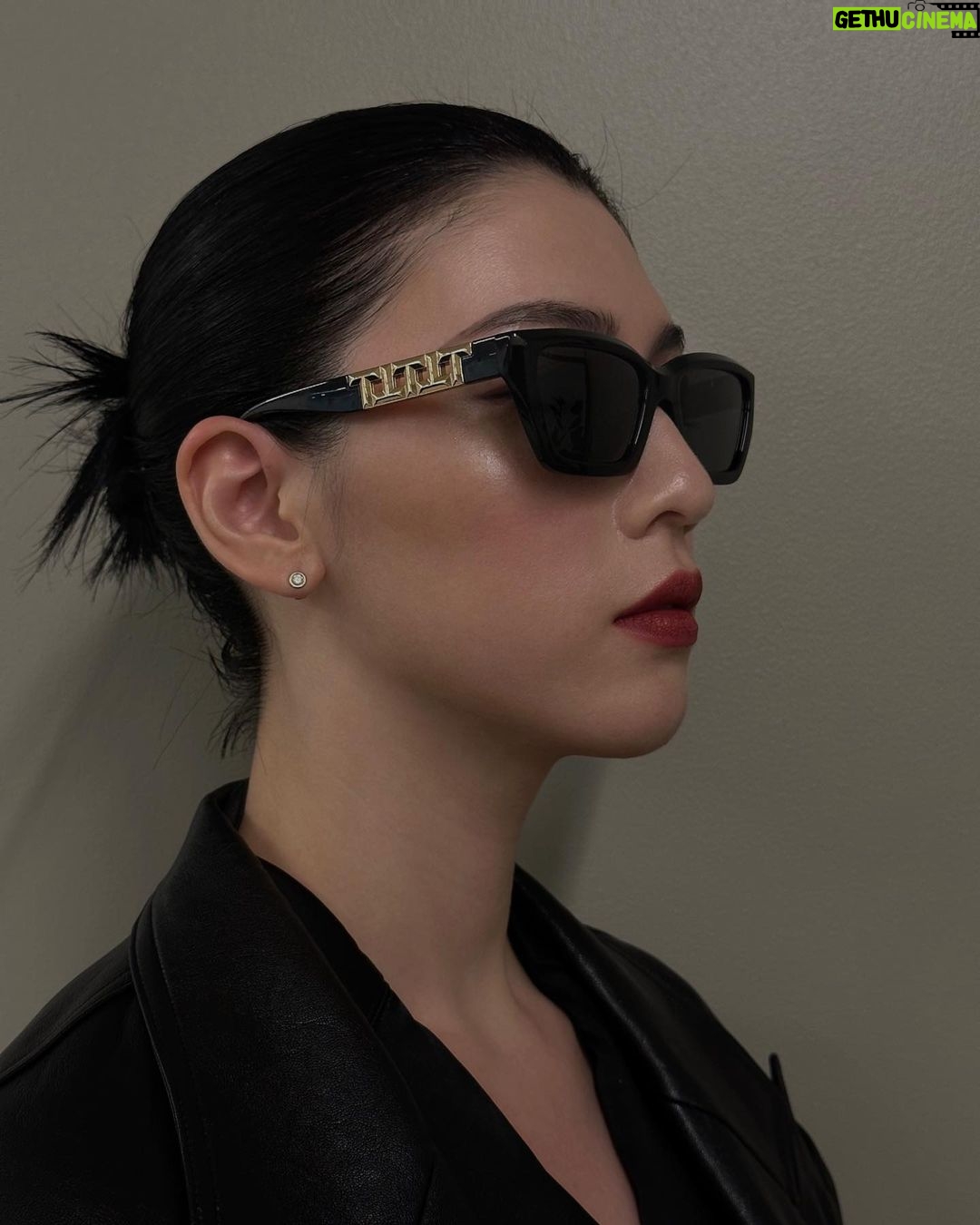 Ayaka Miyoshi Instagram - -Tiffany&Co.- Tiffany Eyewear ティファニーのアイコニックなモチーフである「Tiffany T」 メガネ、サングラス共に サイドに煌びやかで華やかな存在感を纏って登場。 ラグジュアリーで特別感のあるアイテムは 日常のファッションをより楽しませてくれるはず。 @tiffanyandco #TiffanyEyewear #TiffanyT #EssirolLuxottica #TiffanyPartner #PR