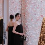 Ayaka Miyoshi Instagram - -DIOR- Dior opened in Azabudai Hills🦢 これまでも多様な文化の交わりを まるで湖の静けさの中に広がる波紋のように 優しく美しく体現してきたディオールが、 隈研吾建築都市設計事務所による 和と洋を融合させたデザインで新たに麻布台ヒルズへ。 店舗はまさに芸術的な空間となっており、 「なぐり」の技法で彫られた優美な壁のパネルや 織物の技巧を彷彿とさせる「和紙」から感じられる伝統の匠の技など 自然の空間の中にどっしりと溶け込む美しさでした。 @dior #SUPPORTEDBYDIOR