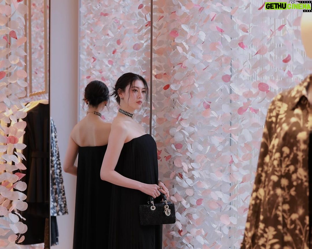 Ayaka Miyoshi Instagram - -DIOR- Dior opened in Azabudai Hills🦢 これまでも多様な文化の交わりを まるで湖の静けさの中に広がる波紋のように 優しく美しく体現してきたディオールが、 隈研吾建築都市設計事務所による 和と洋を融合させたデザインで新たに麻布台ヒルズへ。 店舗はまさに芸術的な空間となっており、 「なぐり」の技法で彫られた優美な壁のパネルや 織物の技巧を彷彿とさせる「和紙」から感じられる伝統の匠の技など 自然の空間の中にどっしりと溶け込む美しさでした。 @dior #SUPPORTEDBYDIOR