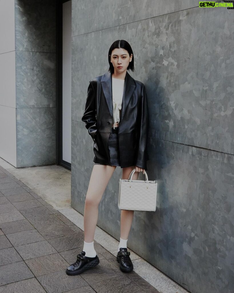 Ayaka Miyoshi Instagram - -JIMMY CHOO- 「DIAMOND SLING」 クリスタルが印象的な ジミーチュウらしいスニーカー👟 スリングを前後にして 2wayで楽しむのも◎ ソフトなナッパレザーでモダンな厚底スタイルが 普段のメンズライクなファッションにもよりマッチしそう。 #PR #JimmyChoo #DiamondSling