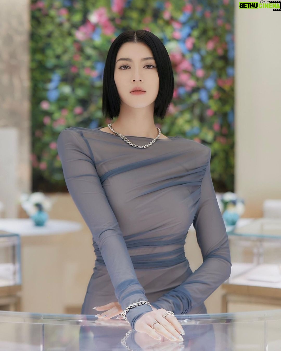 Ayaka Miyoshi Instagram - -Tiffany&Co.- This is my favorite new collection:)🩵 「ティファニーフォージ」は 過去のアーカイブ作品から着想を得た シルバーチェーンのコレクションで サイズや付け方によって 様々な表情を見せてくれるジュエリー。 そしてティファニー表参道は ステンドグラスに着想を得た天井や 様々な現代アートの作品展示も魅力のひとつ。 是非運命のジュエリーを。 Thank you for the beautiful gift!!! @tiffanyandco #Tiffanyandco #TiffanyForge #TiffanyOmotesando #TiffanyPartner