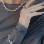Ayaka Miyoshi Instagram – -Tiffany&Co.-
This is my favorite new collection:)🩵
「ティファニーフォージ」は
過去のアーカイブ作品から着想を得た
シルバーチェーンのコレクションで
サイズや付け方によって
様々な表情を見せてくれるジュエリー。
そしてティファニー表参道は
ステンドグラスに着想を得た天井や
様々な現代アートの作品展示も魅力のひとつ。
是非運命のジュエリーを。
Thank you for the beautiful gift!!! @tiffanyandco
#Tiffanyandco
#TiffanyForge
#TiffanyOmotesando
#TiffanyPartner