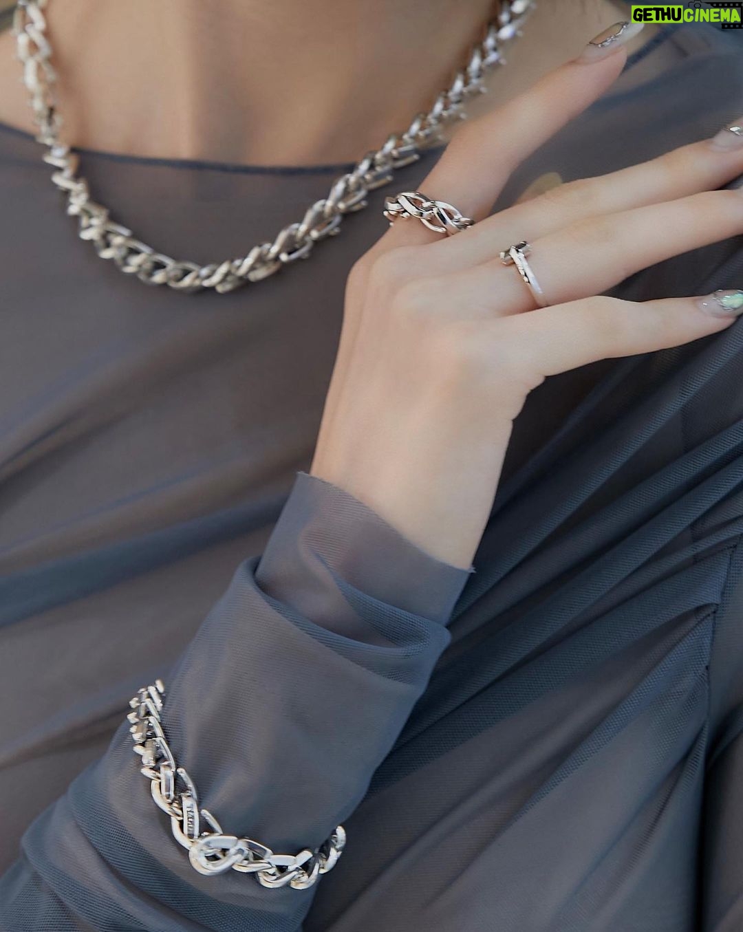 Ayaka Miyoshi Instagram - -Tiffany&Co.- This is my favorite new collection:)🩵 「ティファニーフォージ」は 過去のアーカイブ作品から着想を得た シルバーチェーンのコレクションで サイズや付け方によって 様々な表情を見せてくれるジュエリー。 そしてティファニー表参道は ステンドグラスに着想を得た天井や 様々な現代アートの作品展示も魅力のひとつ。 是非運命のジュエリーを。 Thank you for the beautiful gift!!! @tiffanyandco #Tiffanyandco #TiffanyForge #TiffanyOmotesando #TiffanyPartner