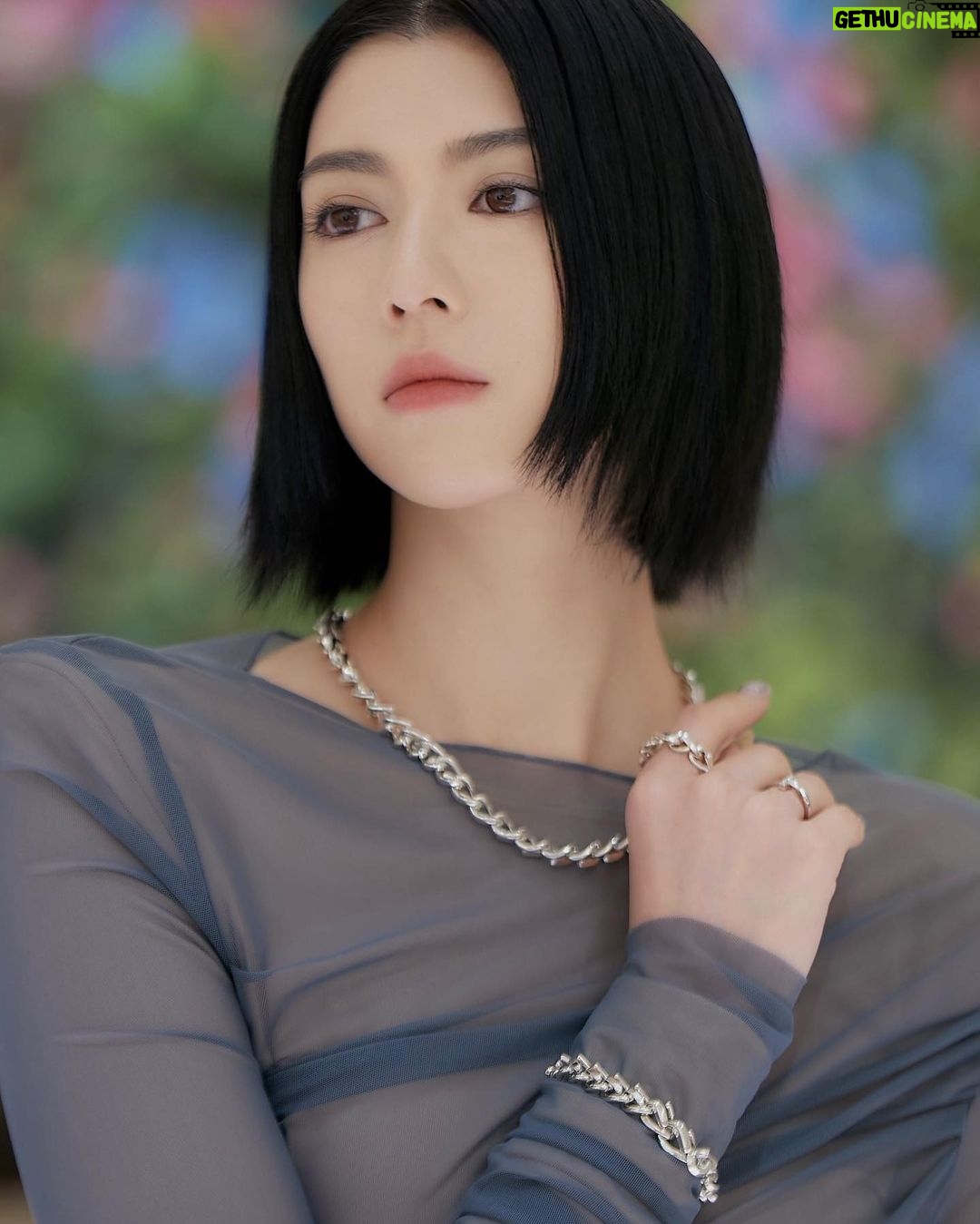 Ayaka Miyoshi Instagram - -Tiffany&Co.- This is my favorite new collection:)🩵 「ティファニーフォージ」は 過去のアーカイブ作品から着想を得た シルバーチェーンのコレクションで サイズや付け方によって 様々な表情を見せてくれるジュエリー。 そしてティファニー表参道は ステンドグラスに着想を得た天井や 様々な現代アートの作品展示も魅力のひとつ。 是非運命のジュエリーを。 Thank you for the beautiful gift!!! @tiffanyandco #Tiffanyandco #TiffanyForge #TiffanyOmotesando #TiffanyPartner
