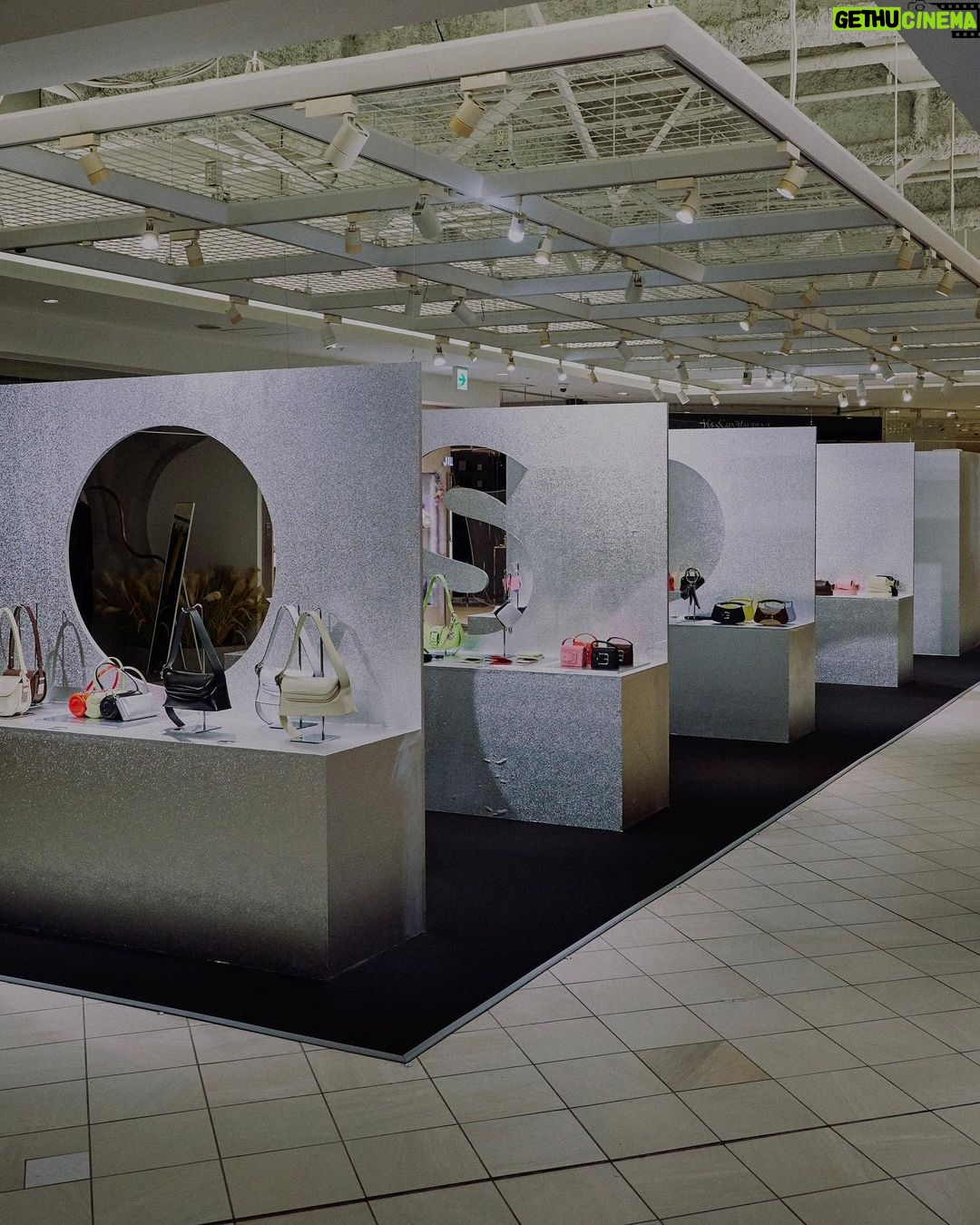 Ayaka Miyoshi Instagram - -osoi- ホリデーシーズンに向けた日本未発売の限定アイテムを展開しているosoi🦎 今回のポップアップでご購入頂いた方には 可愛いノベルティも🦎 クリスマス前に是非。 12/6~12/17 OSOI POP UP STORE LUMINE2 2Fイベントスペース 平日/11:00~21:30 土日祝/10:30~21:30 @osoi_official #osoi #オソイ #OSOIHOLIDAYPOPUP