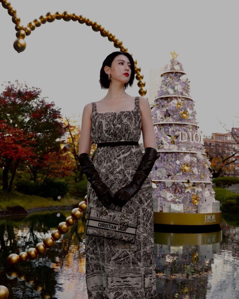 Ayaka Miyoshi Instagram - -Dior Beauty- クリスチャン・ディオールが愛した パリのチュイルリーガーデンをテーマに 六本木ヒルズアリーナに期間限定オープンする、 「GARDEN OF DREAMS -ガーデン オブ ドリームズー」 幻想的に輝くホリデーガーデンはまさに 静寂な美しいパリにタイムスリップしたかのような空間。 普段とはまた少し異なる特別感と 胸が高鳴る夢のような「ガーデン オブ ドリームズ」 パリを代表するチュイルリー庭園にインスパイアされた ホリデー限定のメイクアップコレクションなども。 是非特別な時間を。 @diorbeauty @dior #DREAMINDIOR #DIORHOLIDAYS #ガーデンオブドリームズ #SupportedByDior Roppongi Hills Arena