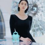 Ayaka Miyoshi Instagram - -Tiffany&Co.- 🎁🎁🎁 ティファニーからホリデーの限定商品が発売。 華奢な可憐さの中にある美しい存在感が 日常にときめきを齎してくれるはず。 ダイヤモンドバイザヤードのブレスレットは 自分にとっても特別感があり これからの日常使いに必ず必要な相棒。 そしてオープニングイベントでも訪れた ティファニー表参道は ステンドグラスに着想を得たうっとりとする天井や 現代アートなど開放的な空間がとても魅力的。 是非実際に訪れてみてほしいです☺️🎁 @tiffanyandco #Tiffanyandco #ATiffanyHoliday #TiffanyOmotesando #TiffanyPartner