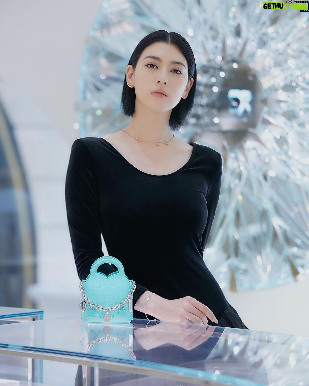 Ayaka Miyoshi Instagram - -Tiffany&Co.- 🎁🎁🎁 ティファニーからホリデーの限定商品が発売。 華奢な可憐さの中にある美しい存在感が 日常にときめきを齎してくれるはず。 ダイヤモンドバイザヤードのブレスレットは 自分にとっても特別感があり これからの日常使いに必ず必要な相棒。 そしてオープニングイベントでも訪れた ティファニー表参道は ステンドグラスに着想を得たうっとりとする天井や 現代アートなど開放的な空間がとても魅力的。 是非実際に訪れてみてほしいです☺️🎁 @tiffanyandco #Tiffanyandco #ATiffanyHoliday #TiffanyOmotesando #TiffanyPartner