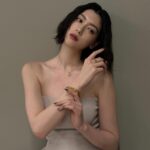Ayaka Miyoshi Instagram - -Tiffany&Co.- 🕊️🩵 There are no rules. It's all about love for each other. もうすぐバレンタインデー。 愛とは素晴らしいもので 家族、友人、パートナーやその枠に囚われることなく 決して上手くいくことばかりではない人生の中で 互いへの「つながり」と「受け入れ合う心」を 再認識して感謝していく日ではないかと私は考えます。 今回私が身に付けているコレクションたちも シンプルでありながら心ときめくフォルムであり 愛の精神を賛美しています。 一つ一つのジュエリーたちにも 愛のストーリーが紡がれていて素敵☺️ それぞれの日常に愛のパワーを宿し 寄り添ってくれるティファニーのジュエリーです。 Thank you Tiffany for the lovely gift. @tiffanyandco #Tiffanyandco #ATiffanyValentinesDay #TiffanyPartner #PR