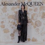 Ayaka Miyoshi Instagram - -Alexander McQUEEN- ソウル・ギャラリア百貨店の アレキサンダー・マックイーンが リニューアルオープンということで お伺いさせていただきました！ リニューアルした店舗内では ポジャギというお祝いや贈り物をする際に使用される 伝統的な韓国の風呂敷を用いたラッピングを特別に ポジャギアーティストが披露するスペシャルなコンテンツも。 私も次回渡韓した際にチェックしたいと思います🥀 Galleria East ソウル特別市江南区狎鴎亭路407 @alexandermcqueen #alexandermcqueen #McQueenPS24