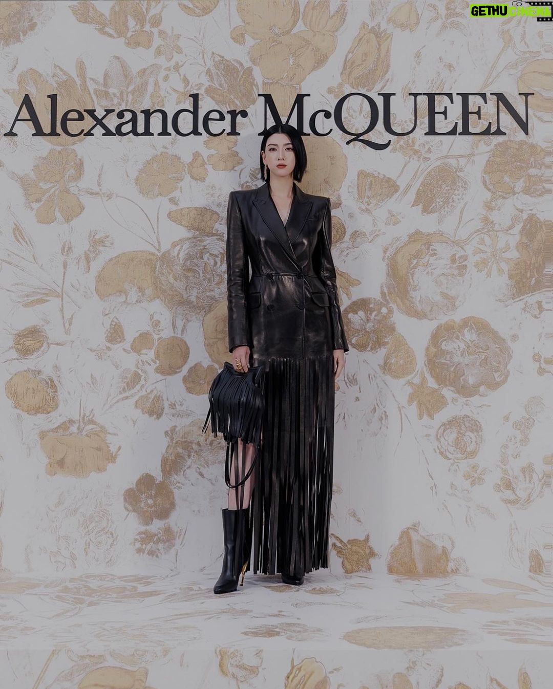 Ayaka Miyoshi Instagram - -Alexander McQUEEN- ソウル・ギャラリア百貨店の アレキサンダー・マックイーンが リニューアルオープンということで お伺いさせていただきました! リニューアルした店舗内では ポジャギというお祝いや贈り物をする際に使用される 伝統的な韓国の風呂敷を用いたラッピングを特別に ポジャギアーティストが披露するスペシャルなコンテンツも。 私も次回渡韓した際にチェックしたいと思います🥀 Galleria East ソウル特別市江南区狎鴎亭路407 @alexandermcqueen #alexandermcqueen #McQueenPS24