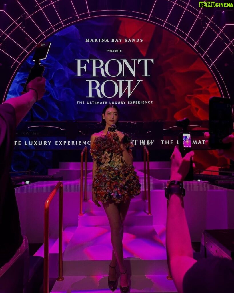 Ayaka Miyoshi Instagram - -TOMO KOIZUMI- シンガポールのマリーナベイサンズで行われた @tomokoizumi のショーへ🇸🇬 一度ウェディングの撮影でドレスをお借りした時から 忘れられないでいたので 今回こうして見させていただけて とても光栄でした。 過去と現在の融合 トモさんの創り出すドレスたちが シンガポールの優雅でオリエンタルな雰囲気と交わり 新たなものを生み出したのではないかと感じたショーでした。 ドレスだけでなくトモさん自身が そこに共に居たオーディエンス、スタッフ 皆さんに愛されているのを感じ取ることが出来て その人自身の内面がその場の空気や クリエイティブを創り出すんだと思いました。 素晴らしい時間をありがとうございます。 #MarinaBaySands #theshoppesmbs #frontrowmbs @marinabaysands