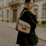 Ayaka Miyoshi Instagram - -FIGARO JAPON- 今回のGUCCIのショーは 雨天により開催地であったブレラ地区から 毎シーズンショーが行われている グッチ ハブに変更となりました。 翌日の撮影では天候にも恵まれ GUCCI仕様になったブレラ地区で撮影しました。 ショーの新たな風と空気感を感じながら GUCCIを身に纏い、そこに佇むことができ とても貴重な時間を過ごせた気がします。 @gucci @madamefigarojapon photo @picpicpiczo styling @tomokojima__ hair&make @yudai_makino editing @sachiko_tashiro_matsui coordinate @kiyoefrends