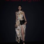 Ayaka Miyoshi Instagram – -Alexander MuQueen-

　　　　　　　ANATOMY II

“このコレクションは、
女性の解剖学
エリザベス1世
血のように真っ赤なバラ
そしてポーランドを代表する彫刻家
マグダレーナ・アバカノヴィッチから
インスパイアされています。
このショーは、女性に力を与えることを常に願い続けた
リー・アレキサンダー・マックイーンとの思い出と、
Alexander McQueenチームの情熱と
誠実さ、才能に捧げます”

“Sarah Burton, Creative Director.”

I will continue to respect her🌹

@alexandermcqueen 
#AlexanderMuQueen
#MuQueenAnatomy
#AlexanderMcQueenSS24