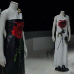 Ayaka Miyoshi Instagram – -Alexander Mcqeen-

サラバートンによるラストショーを終え
ショー会場にて開催された
コレクションピースの展覧会に行ってきました。

今回のショーは
リー・アレキサンダー・マックイーンから引き継いできた
思想、女性像、大胆かつ
これでもかというほど繊細なディテール
そこにサラの優しさや柔らかさ
芯の強さ、そして魂を感じることの出来た
素晴らしいものでした。

この瞬間を拝見させていただけたこと
そしてサラの家族や、
マックイーンに携わってきた全ての方々の
思いがここに溢れていて
とてつもなくエモーショナルなショーでした。

20年以上ものあいだ
マックイーンと共にしてきた彼女に
贈られたスタンディングオベーションの嵐は
この先も忘れられない光景だと思います。

とても光栄で幸せな時間でした。

@alexandermcqueen 
#AlexanderMcQueen
#McQueenAnatomy
#McQueenSS24