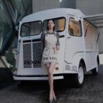 Ayaka Miyoshi Instagram - -PRADA- Prada Aoyamaにある #PradaFW23 キオスクを訪れました🌼 お花を主役にしたプラダの特別なアクティビティが 9/14~9/16まで世界各地で開催中。 マリーゴールド、デイジー、ヒマワリの種を詰めたパッケーが ミラノ、ロンドン、パリ、ニューヨーク、ドバイ、 ソウル、香港、北京、上海、成都、 広州、アランヤ、東京のフラワーキオスクにて 数量限定で配布されます🌼 皆様も是非立ち寄ってみてください🌼   @prada #PradaFW23 #ad