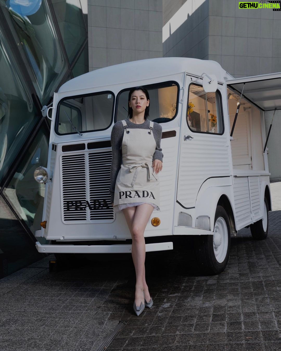 Ayaka Miyoshi Instagram - -PRADA- Prada Aoyamaにある #PradaFW23 キオスクを訪れました🌼 お花を主役にしたプラダの特別なアクティビティが 9/14~9/16まで世界各地で開催中。 マリーゴールド、デイジー、ヒマワリの種を詰めたパッケーが ミラノ、ロンドン、パリ、ニューヨーク、ドバイ、 ソウル、香港、北京、上海、成都、 広州、アランヤ、東京のフラワーキオスクにて 数量限定で配布されます🌼 皆様も是非立ち寄ってみてください🌼 @prada #PradaFW23 #ad