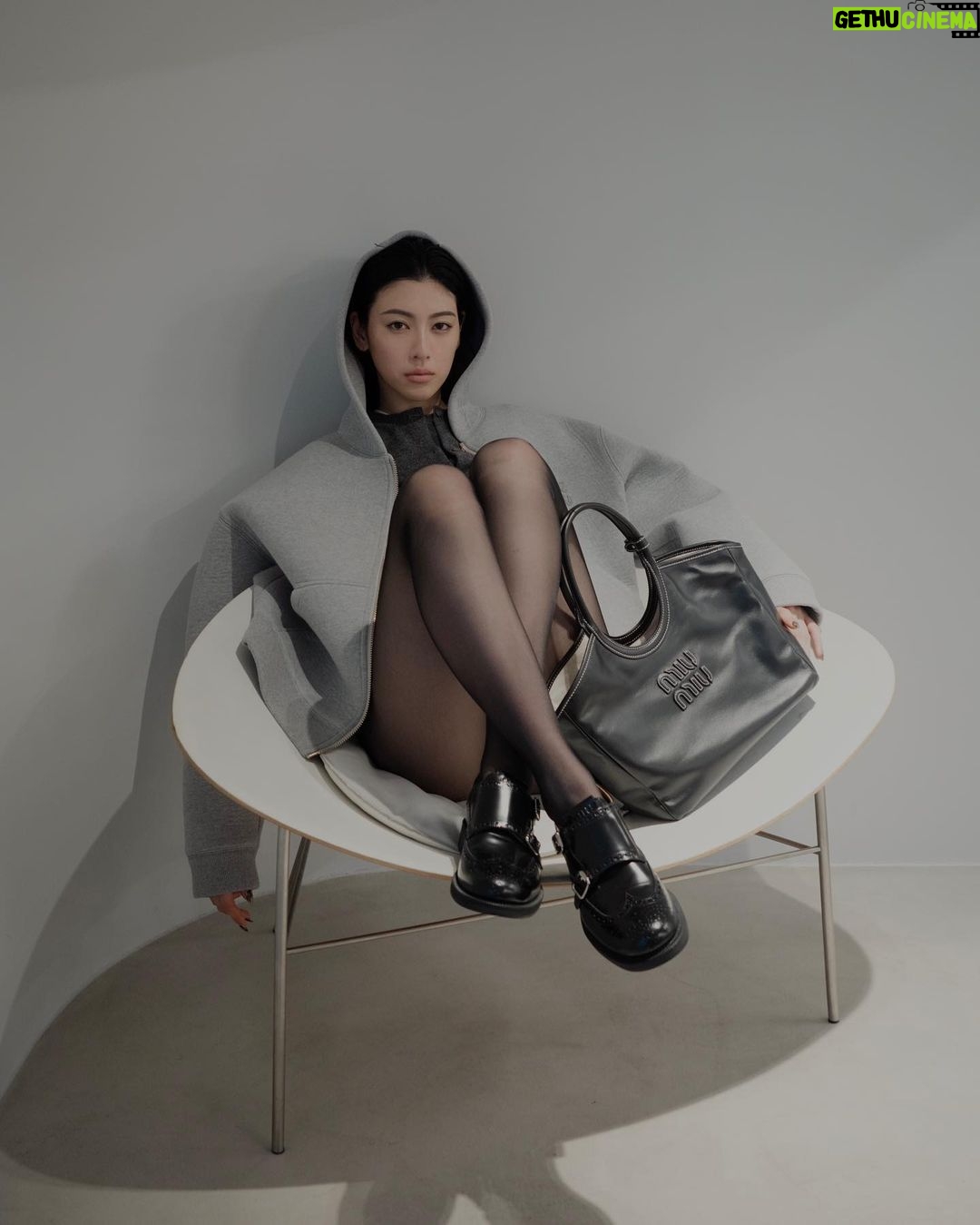 Ayaka Miyoshi Instagram - -Miu Miu- 「MIU IVY」popup store カレッジのロッカールームを彷彿とさせる店内に クラシカルなユニフォームにインスパイアされた フレッピーなムードの最新コレクションが並ぶポップアップストア。 今回は私が身につけている新作バッグや アイコンバッグ「アルカディ」 アイコニックなペニーローファーの新素材 そして2023年秋冬ファッションショーで発表された 「Church’s X MIU MIU」コラボレーションモデルの レースアップシューズと ダブルモンクストラップシューズを発売。 伊勢丹新宿店 本館1 階 ザ・ステージ にて 9/6~9/12まで開催中。 @miumiu #MiuMiu #MiuIvy #ChurchsXMiuMiu
