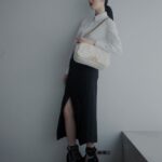 Ayaka Miyoshi Instagram – -Alexander McQueen-
マックイーンから新作バッグ【The SEAL】が登場
ラムスキンレザーを用いて
一つ一つ丁寧に手作業で仕上げられた
ホワイトシールバッグ。
エクスプローデッドシールロゴと
ゴールドメタルシールクロージャーが
特徴的なアイテムとなっており
写真のようにストラップを肩に掛けて
使うのが素敵なデザイン。
手に取ると柔らかなレザーと
統一感のあるディテールに惚れ惚れするバッグ💫
#McQueenSeal
#McQueenAW23
@alexandermcqueen