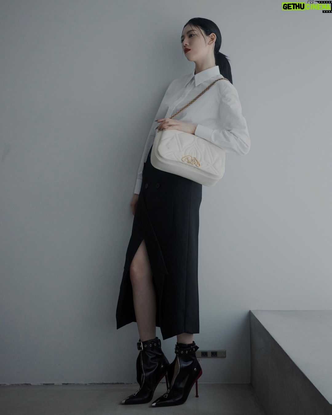 Ayaka Miyoshi Instagram - -Alexander McQueen- マックイーンから新作バッグ【The SEAL】が登場 ラムスキンレザーを用いて 一つ一つ丁寧に手作業で仕上げられた ホワイトシールバッグ。 エクスプローデッドシールロゴと ゴールドメタルシールクロージャーが 特徴的なアイテムとなっており 写真のようにストラップを肩に掛けて 使うのが素敵なデザイン。 手に取ると柔らかなレザーと 統一感のあるディテールに惚れ惚れするバッグ💫 #McQueenSeal #McQueenAW23 @alexandermcqueen