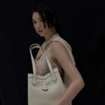 Ayaka Miyoshi Instagram – -FENDI-
FENDI Origami
フェンディ 2023-24秋冬 ウィメンズコレクションの
キャットウォークでデビューした「フェンディ オリガミ」
名前の由来となっている“折り紙”は
一枚の紙を折って立体的な形へと変える
日本の伝統的な遊び。
38個のピースで複雑に構成された「フェンディ オリガミ」は
“折り紙”のように8個のマグネットをすべて中央で留めることによって
キューブ型バケットシェイプへと姿を変える。
ブランドのDNAのひとつ
「二面性(= デュアリズム)」を体現。
普段はブラックが多い私も
このシェイプと絶妙なホワイトに惚れました☺️
@fendi
#fendi
#pr