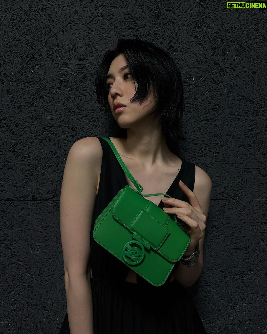 Ayaka Miyoshi Instagram - -LONGCHAMP- ロンシャン【ボックス-トロット】を 品のあるマスキュリンなコーディネートと共に。 AT THE RACESをテーマに 現代のパリジェンヌが競技場で過ごす 休日を描いたコレクション。 25ans 10月号では新作バッグとルックを 着用しています。 是非チェックしていただけたら嬉しいです! #LongchampBoxTrot #LongchampFW23 #ロンシャン #gifted
