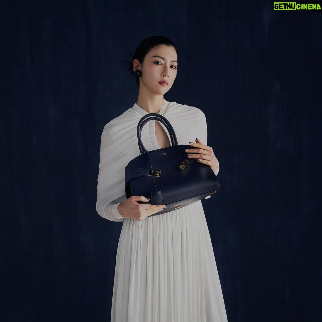 Ayaka Miyoshi Instagram - -FERRAGAMO- Ferragamoから新作バッグHUG(ハグ)が登場。 名前の通り、抱きしめたくなるような シンプルなカラーと柔らかな曲線美が◎ HUGにフォーカスしたポップアップストアが 期間限定で順次開催。 伊勢丹新宿店本館1階 8/30-9/12 銀座三越本館1階ザ・ステージ 9/20-26 伊勢丹新宿店本館3階ザ・ステージ#3 9/20-26 この期間に是非お近くで 美しさを身に纏っていただきたいです。 @ferragamo #FERRAGAMO #FERRAGAMOHUGBAG #フェラガモ #PR