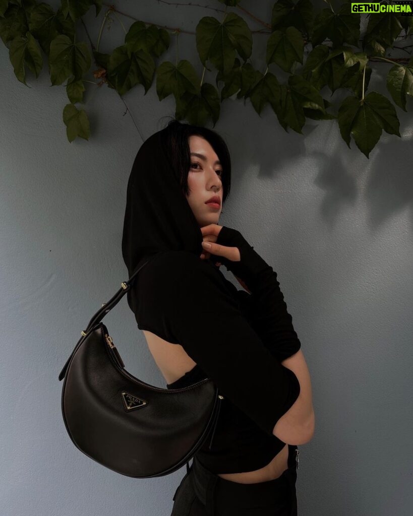 Ayaka Miyoshi Instagram - -PRADA- 黒好きな私には堪らない 美しいカラーと曲線と… シンプルなものこそ渾身のバディを 身につけたい🩶 #PradaArque @Prada
