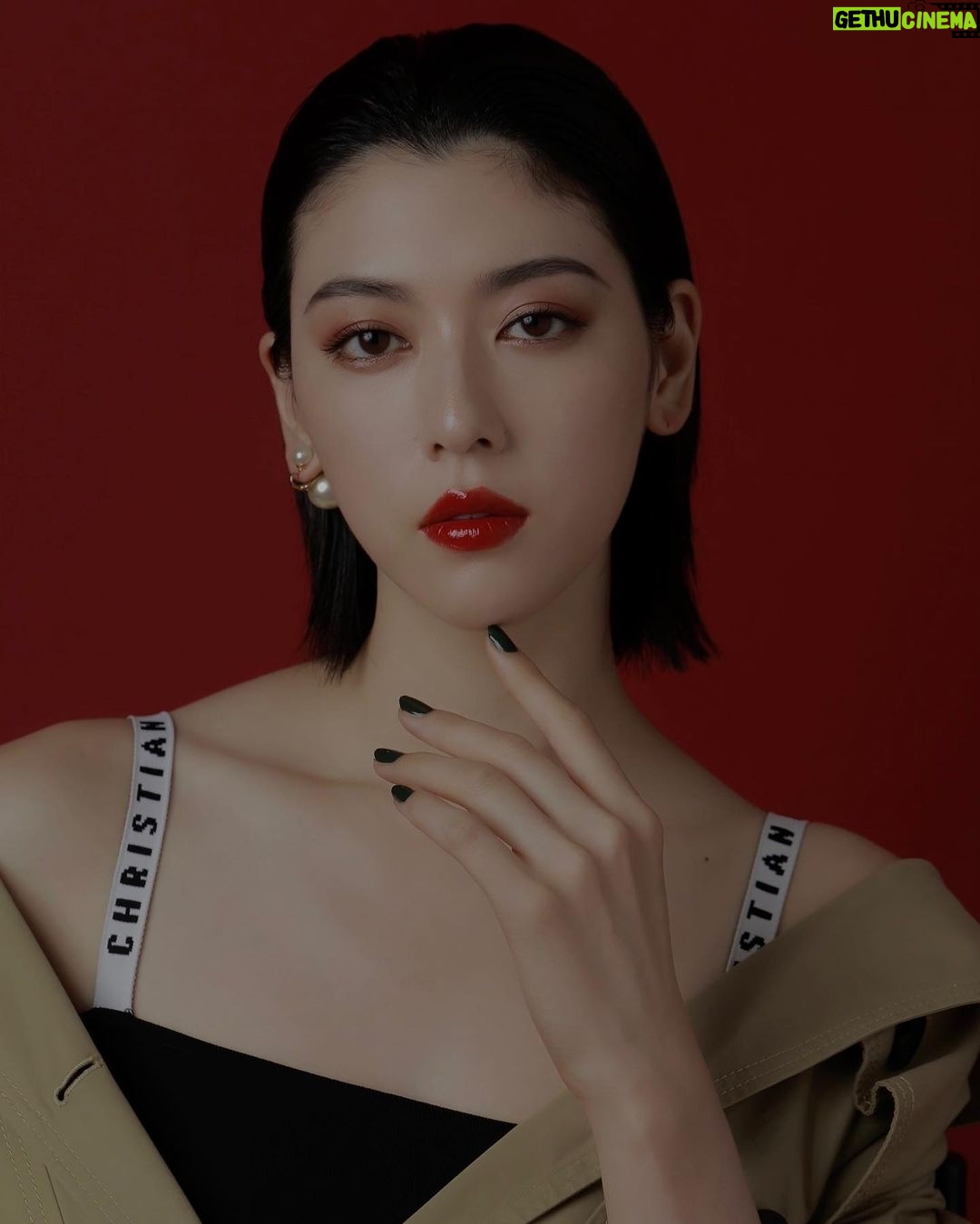 Ayaka Miyoshi Instagram - -DIOR BEAUTY- 輝かしい美しさを放ち 自分自身を魅了していくDIOR SHOWが 新しくリニューアルし8月18日(金)に登場。 今回も アイシャドウ、マスカラ、 アイライナー、アイブロウペンシルなどのプロダクトが 豊富なバリエーションで展開されます。 私は アイシャドウ《673 レッドタータン》を メインにメイク💄 @yudai_makino よりナチュラルな処方になったことにより 軽やかでふわっとする広がりと 滑らかな質感が実現。 絶妙なバランスを表現してくれます。 @diorbeauty @dior #ディオールショウ #DIORSHOW #SupportedbyDior