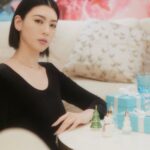 Ayaka Miyoshi Instagram - -Tiffany&Co.- 🎁🎁🎁 ティファニーからホリデーの限定商品が発売。 華奢な可憐さの中にある美しい存在感が 日常にときめきを齎してくれるはず。 ダイヤモンドバイザヤードのブレスレットは 自分にとっても特別感があり これからの日常使いに必ず必要な相棒。 そしてオープニングイベントでも訪れた ティファニー表参道は ステンドグラスに着想を得たうっとりとする天井や 現代アートなど開放的な空間がとても魅力的。 是非実際に訪れてみてほしいです☺️🎁 @tiffanyandco #Tiffanyandco #ATiffanyHoliday #TiffanyOmotesando #TiffanyPartner