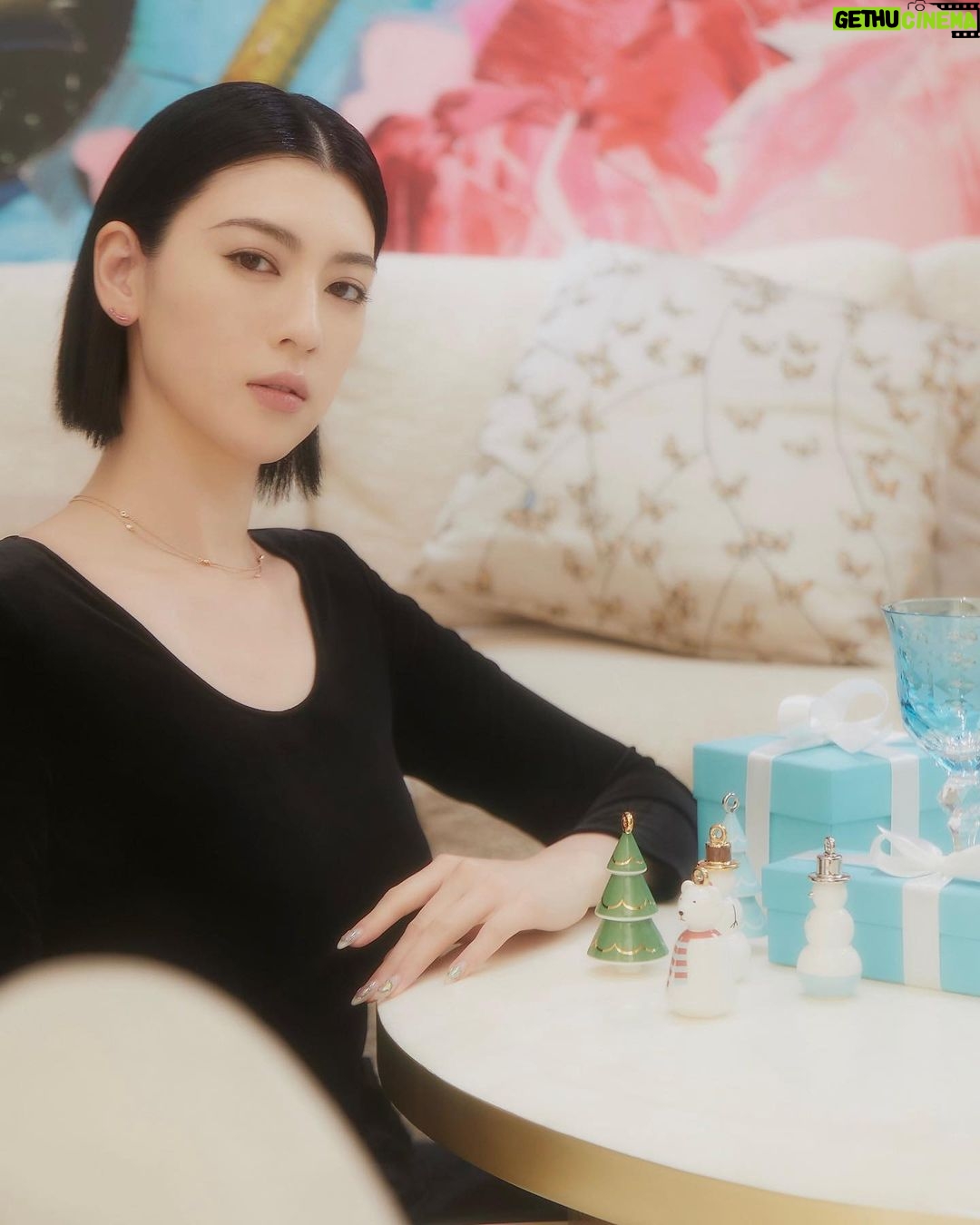Ayaka Miyoshi Instagram - -Tiffany&Co.- 🎁🎁🎁 ティファニーからホリデーの限定商品が発売。 華奢な可憐さの中にある美しい存在感が 日常にときめきを齎してくれるはず。 ダイヤモンドバイザヤードのブレスレットは 自分にとっても特別感があり これからの日常使いに必ず必要な相棒。 そしてオープニングイベントでも訪れた ティファニー表参道は ステンドグラスに着想を得たうっとりとする天井や 現代アートなど開放的な空間がとても魅力的。 是非実際に訪れてみてほしいです☺️🎁 @tiffanyandco #Tiffanyandco #ATiffanyHoliday #TiffanyOmotesando #TiffanyPartner