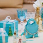 Ayaka Miyoshi Instagram - -Tiffany&Co.- 🎁🎁🎁 ティファニーからホリデーの限定商品が発売。 華奢な可憐さの中にある美しい存在感が 日常にときめきを齎してくれるはず。 ダイヤモンドバイザヤードのブレスレットは 自分にとっても特別感があり これからの日常使いに必ず必要な相棒。 そしてオープニングイベントでも訪れた ティファニー表参道は ステンドグラスに着想を得たうっとりとする天井や 現代アートなど開放的な空間がとても魅力的。 是非実際に訪れてみてほしいです☺️🎁 @tiffanyandco #Tiffanyandco #ATiffanyHoliday #TiffanyOmotesando #TiffanyPartner