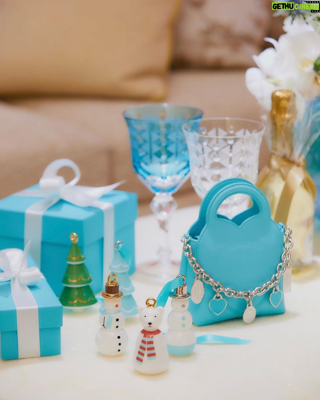 Ayaka Miyoshi Instagram - -Tiffany&Co.- 🎁🎁🎁 ティファニーからホリデーの限定商品が発売。 華奢な可憐さの中にある美しい存在感が 日常にときめきを齎してくれるはず。 ダイヤモンドバイザヤードのブレスレットは 自分にとっても特別感があり これからの日常使いに必ず必要な相棒。 そしてオープニングイベントでも訪れた ティファニー表参道は ステンドグラスに着想を得たうっとりとする天井や 現代アートなど開放的な空間がとても魅力的。 是非実際に訪れてみてほしいです☺️🎁 @tiffanyandco #Tiffanyandco #ATiffanyHoliday #TiffanyOmotesando #TiffanyPartner