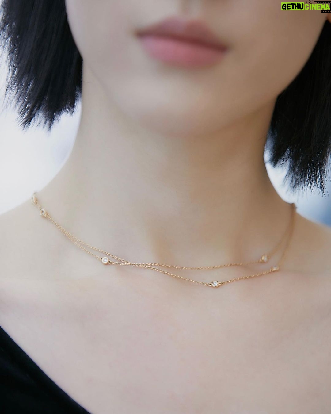 Ayaka Miyoshi Instagram - -Tiffany&Co.- 🎁🎁🎁 ティファニーからホリデーの限定商品が発売。 華奢な可憐さの中にある美しい存在感が 日常にときめきを齎してくれるはず。 ダイヤモンドバイザヤードのブレスレットは 自分にとっても特別感があり これからの日常使いに必ず必要な相棒。 そしてオープニングイベントでも訪れた ティファニー表参道は ステンドグラスに着想を得たうっとりとする天井や 現代アートなど開放的な空間がとても魅力的。 是非実際に訪れてみてほしいです☺️🎁 @tiffanyandco #Tiffanyandco #ATiffanyHoliday #TiffanyOmotesando #TiffanyPartner