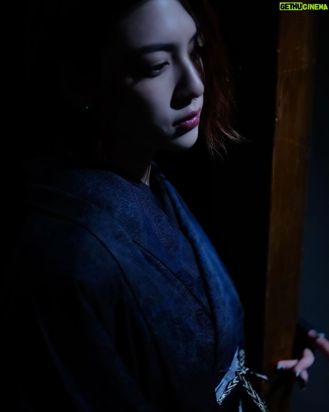Ayaka Miyoshi Instagram - Go ahead and stop, go ahead and stop. Even in those busy days, I don't want to forget to touch beautiful things. Japanese kimonos are very deep and detailed, so it's a moment when you should be proud of the delicate work of the craftsmen. I'm glad that all my fans have come into contact with the Japanese culture that I value. The beauty of a person's heart is expressed in the things they make, and people with the same beautiful heart are overflowing around them. @scope_coco @yoshikimono 唯一無二
