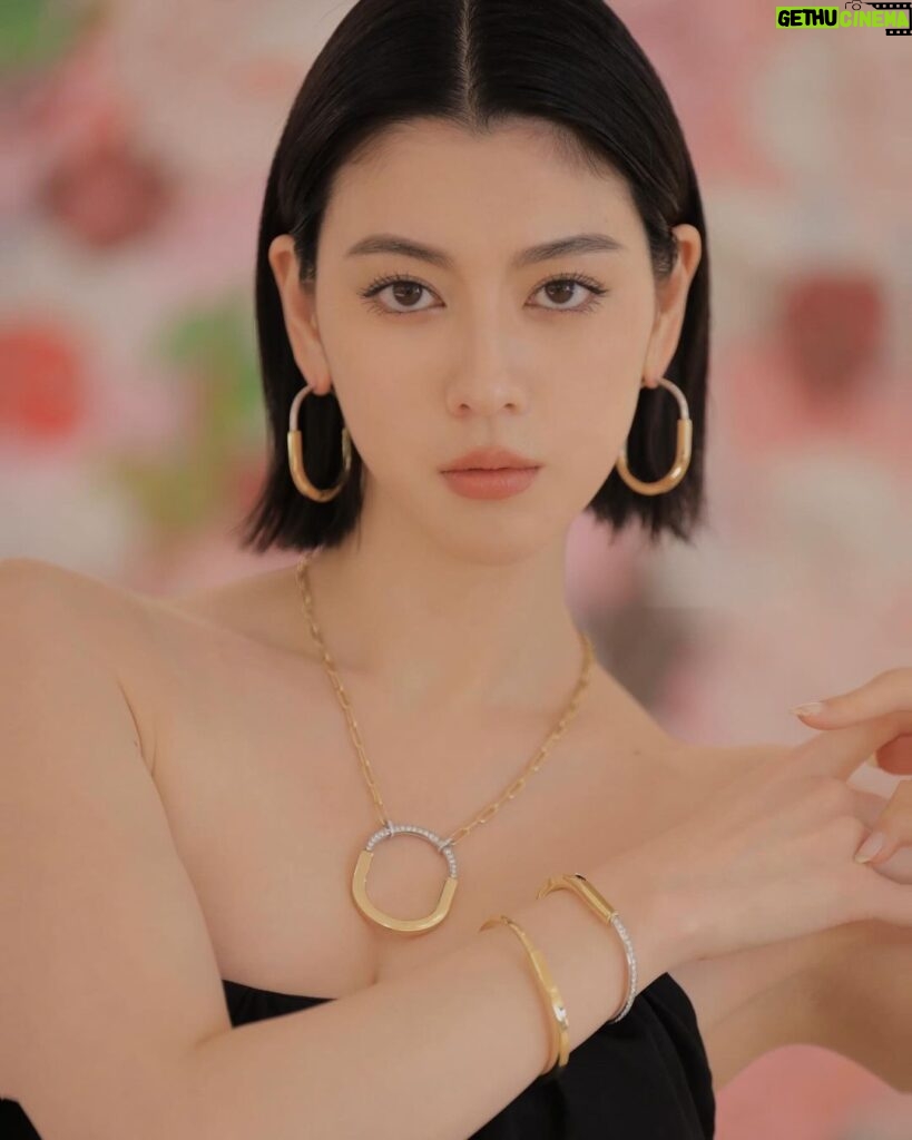 Ayaka Miyoshi Instagram - -Tiffany&Co.- 「ティファニーロック」 「ティファニーハードウェア」から新作が誕生。 エクストララージサイズのペンダントトップやピアスが 抜群の存在感を与えてくれるティファニーロック。 イエローゴールドとホワイトゴールドの輝きは カジュアルさもありながらエレガントさも相まって ナチュラルなファッションにジュエリーを際立たせるのが 最近の私のmood🩵 そしてティファニーハードウェアのネックレスには 約30 カラットものパヴェダイヤモンドがセットされており どれも職人の丁寧な手作業によるもの。 ティファニーの比類なきクラフトマンシップが堪能できる まさに芸術作品といえる煌めきを持つジュエリー。 ティファニーのジュエリーは 作り手の想いや歴史も込められながら 常に揺るぎない安心感と自信に繋がる輝き 新たな自分へと出会わせてくれる、 私にとって大切なパートナーです。 新たな始まりに胸が高鳴るこの季節、 自分への最高なピースをを迎えて 新しい挑戦をはじめてみたいと思います。 @tiffanyandco #Tiffanyandco #TiffanyIcons #TiffanyHardware #TiffanyPartner #PR Tiffany & Co.