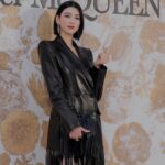 Ayaka Miyoshi Instagram - -Alexander McQUEEN- ソウル・ギャラリア百貨店の アレキサンダー・マックイーンが リニューアルオープンということで お伺いさせていただきました！ リニューアルした店舗内では ポジャギというお祝いや贈り物をする際に使用される 伝統的な韓国の風呂敷を用いたラッピングを特別に ポジャギアーティストが披露するスペシャルなコンテンツも。 私も次回渡韓した際にチェックしたいと思います🥀 Galleria East ソウル特別市江南区狎鴎亭路407 @alexandermcqueen #alexandermcqueen #McQueenPS24