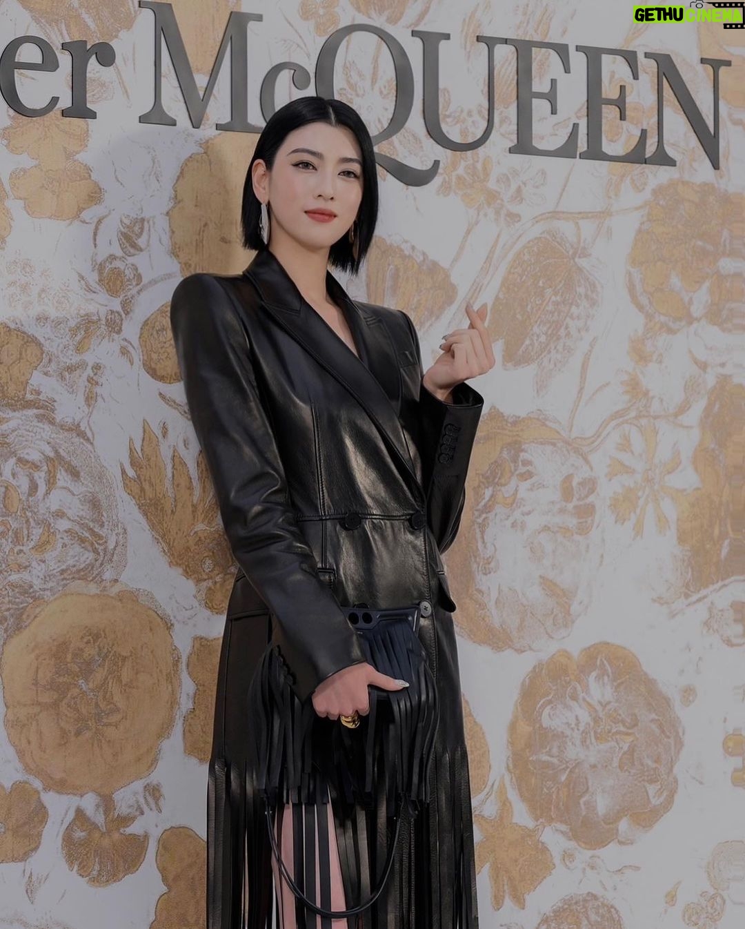 Ayaka Miyoshi Instagram - -Alexander McQUEEN- ソウル・ギャラリア百貨店の アレキサンダー・マックイーンが リニューアルオープンということで お伺いさせていただきました! リニューアルした店舗内では ポジャギというお祝いや贈り物をする際に使用される 伝統的な韓国の風呂敷を用いたラッピングを特別に ポジャギアーティストが披露するスペシャルなコンテンツも。 私も次回渡韓した際にチェックしたいと思います🥀 Galleria East ソウル特別市江南区狎鴎亭路407 @alexandermcqueen #alexandermcqueen #McQueenPS24