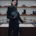 Ayaka Miyoshi Instagram - -Alexander McQUEEN- ソウル・ギャラリア百貨店の アレキサンダー・マックイーンが リニューアルオープンということで お伺いさせていただきました！ リニューアルした店舗内では ポジャギというお祝いや贈り物をする際に使用される 伝統的な韓国の風呂敷を用いたラッピングを特別に ポジャギアーティストが披露するスペシャルなコンテンツも。 私も次回渡韓した際にチェックしたいと思います🥀 Galleria East ソウル特別市江南区狎鴎亭路407 @alexandermcqueen #alexandermcqueen #McQueenPS24