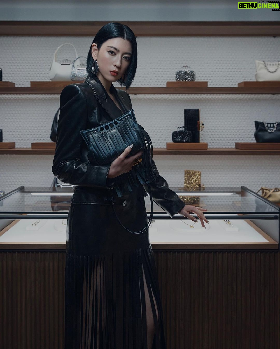 Ayaka Miyoshi Instagram - -Alexander McQUEEN- ソウル・ギャラリア百貨店の アレキサンダー・マックイーンが リニューアルオープンということで お伺いさせていただきました! リニューアルした店舗内では ポジャギというお祝いや贈り物をする際に使用される 伝統的な韓国の風呂敷を用いたラッピングを特別に ポジャギアーティストが披露するスペシャルなコンテンツも。 私も次回渡韓した際にチェックしたいと思います🥀 Galleria East ソウル特別市江南区狎鴎亭路407 @alexandermcqueen #alexandermcqueen #McQueenPS24
