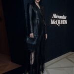 Ayaka Miyoshi Instagram - -Alexander McQUEEN- ソウル・ギャラリア百貨店の アレキサンダー・マックイーンが リニューアルオープンということで お伺いさせていただきました！ リニューアルした店舗内では ポジャギというお祝いや贈り物をする際に使用される 伝統的な韓国の風呂敷を用いたラッピングを特別に ポジャギアーティストが披露するスペシャルなコンテンツも。 私も次回渡韓した際にチェックしたいと思います🥀 Galleria East ソウル特別市江南区狎鴎亭路407 @alexandermcqueen #alexandermcqueen #McQueenPS24