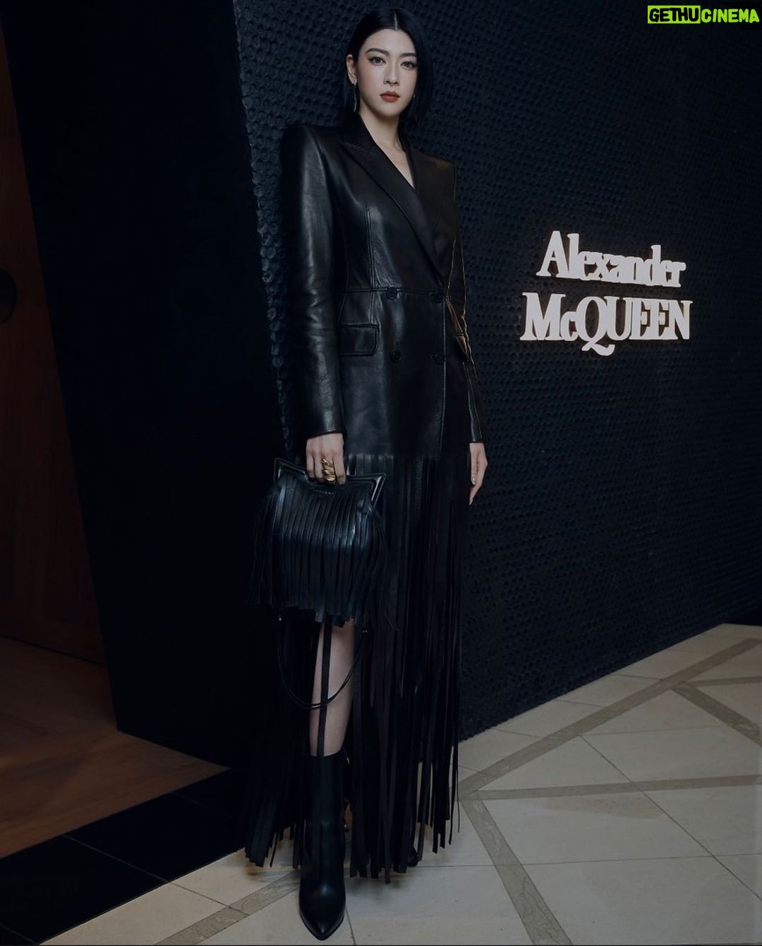 Ayaka Miyoshi Instagram - -Alexander McQUEEN- ソウル・ギャラリア百貨店の アレキサンダー・マックイーンが リニューアルオープンということで お伺いさせていただきました! リニューアルした店舗内では ポジャギというお祝いや贈り物をする際に使用される 伝統的な韓国の風呂敷を用いたラッピングを特別に ポジャギアーティストが披露するスペシャルなコンテンツも。 私も次回渡韓した際にチェックしたいと思います🥀 Galleria East ソウル特別市江南区狎鴎亭路407 @alexandermcqueen #alexandermcqueen #McQueenPS24