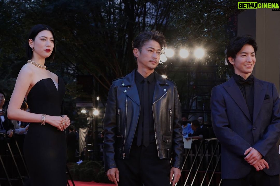 Ayaka Miyoshi Instagram - -KNUCKLE GIRL- prime video世界独占配信 日韓共同作品 『ナックルガール』 東京国際映画祭でのワールドプレミア そして舞台挨拶が無事終了しました。 まずは、配信作品ではありますが 東京国際映画祭にて特別上映作品として お招き頂けたことをとても光栄に思います。 この作品は 新感覚アクションクライムエンターテインメントであり また誰しもが持っているであろう 自身の内なる闘争心や葛藤、 爆発させてしまいたい様々な感情を 主人公の蘭が体現していますが それと同時に視聴者のその心を ぐっと後押ししてくれるような作品でもあります。 この映画には 完璧な人など誰一人居ません。 それぞれの生きてきた背景や 今直面している壁や葛藤を どのキャラクターからも 繊細に感じ取っていただけると思います。 だからこそ共感できる部分や 寄り添える気持ちがあるのではないかと 私自身がこの作品を客観的に見たときに 強く感じ取りました。 チャン監督をはじめ 脚本家 プロデューサー スタッフの皆様 制作に携わってくださった皆様 韓国のアクションチーム 日本のアクションチーム そして俳優陣が 長い期間この作品に向き合い 魂を込めて作った映画です。 11/2より 世界配信となります。 是非多くの方に見ていただけたら嬉しいです! @primevideojp @yosuke_kubozuka @maeda.gouki #ナックルガール #knucklegirl
