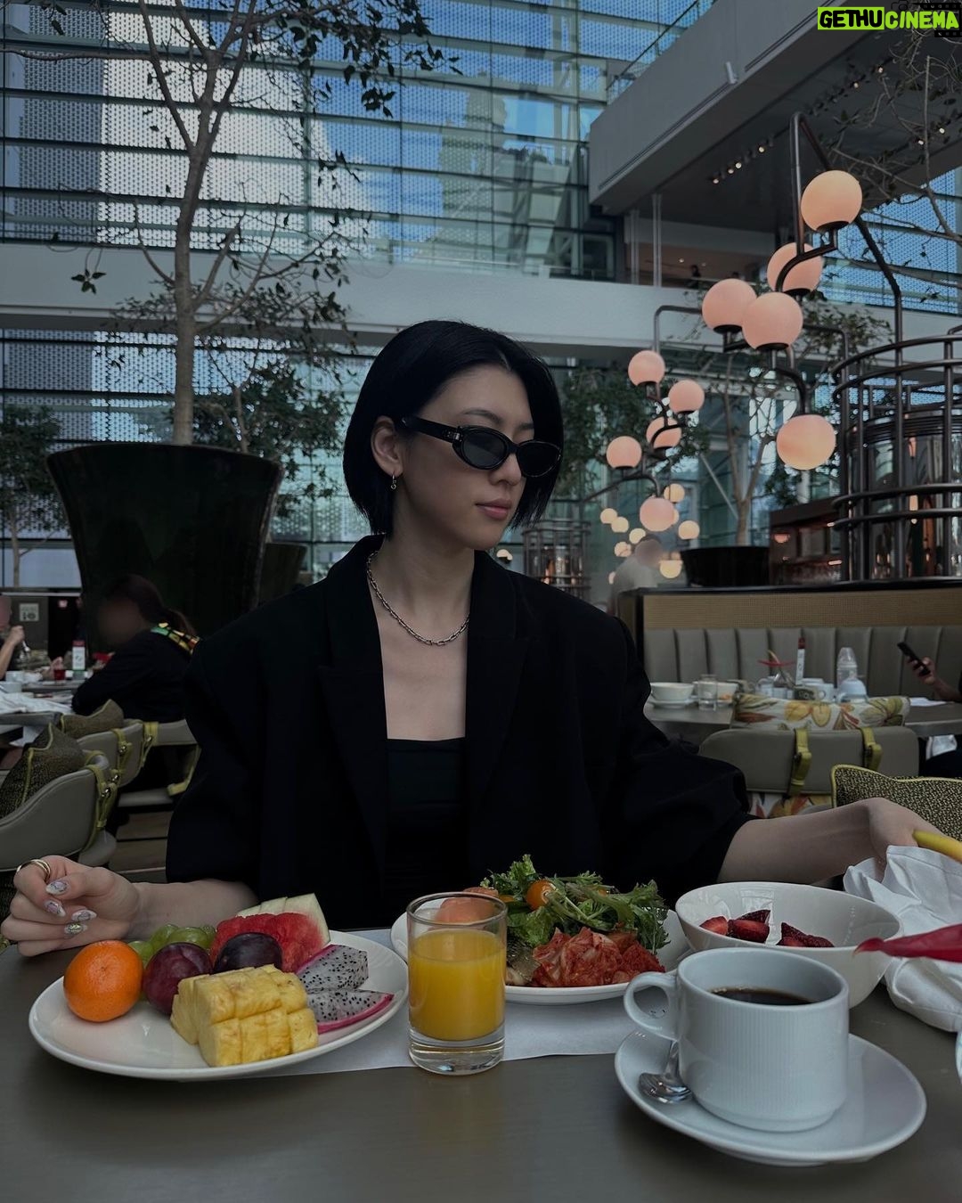 Ayaka Miyoshi Instagram - When I visited Singapore for the first time in six years, there was a beauty that didn't change and a new feeling of beauty🇸🇬🌺 Thank you for the wonderful time. #MarinaBaySands #theshoppesmbs #frontrowmbs @marinabaysands